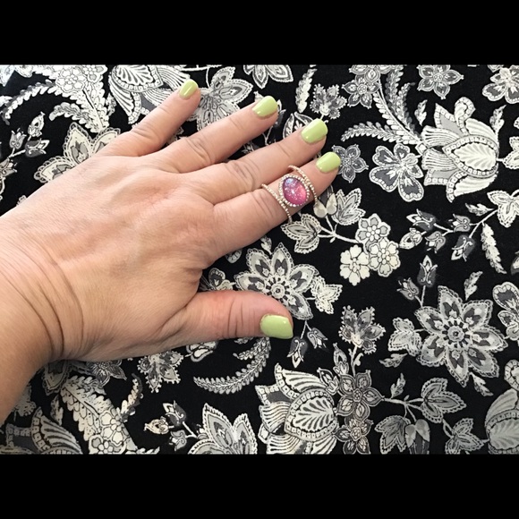 Fun rose gold tone ring, EUC, size 9. - Picture 4 of 5